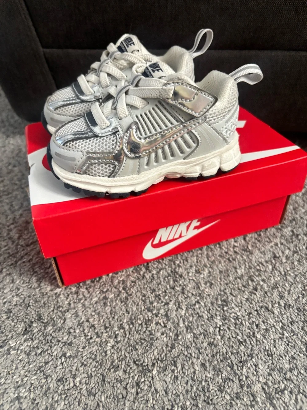 Nike Vomero 5 toddler Silver Athletic Sneakers size 4